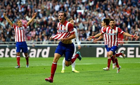 克拉克森半场高效表现，为球队奠定基础（克拉克森半场表现抢眼，助球队打下坚实基础）