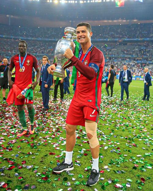 圣地亚哥教士在 2022 年自由市场多次大手笔补强，试图挑战道奇在西区的统治地位