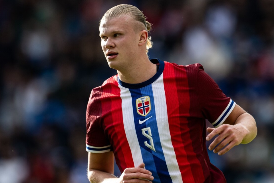 最快百球先生！哈兰德领取英超100球纪念球