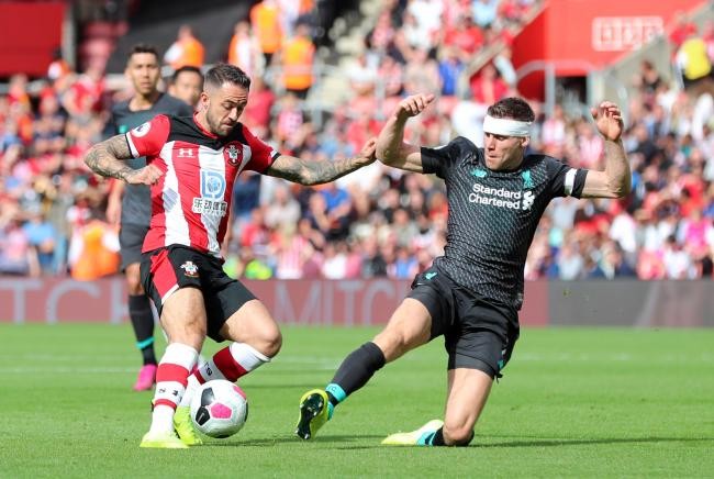 卡拉布里亚欧联攻入制胜球！挑球扣过对手+外脚背撩射一气呵成（欧联赛场卡拉布里亚制胜一击：挑球过人后外脚背劲射，一气呵成）