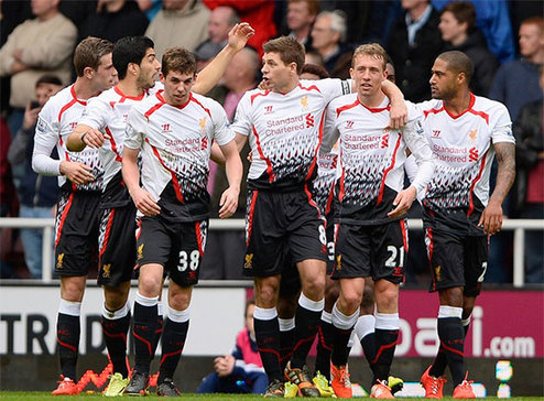 足坛一夜动态：AC米兰大逆转登顶意甲第1，B费创纪录曼联复仇狼队